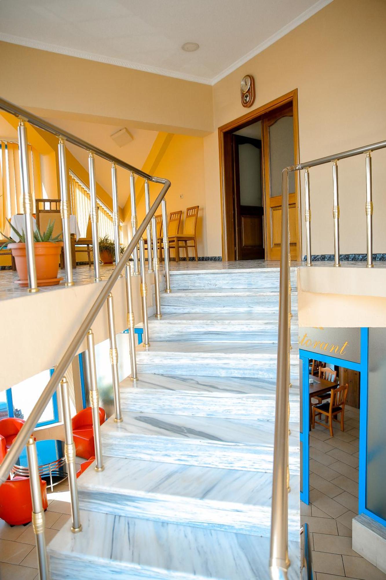 Hotel Ambasador Bahçallëk Buitenkant foto