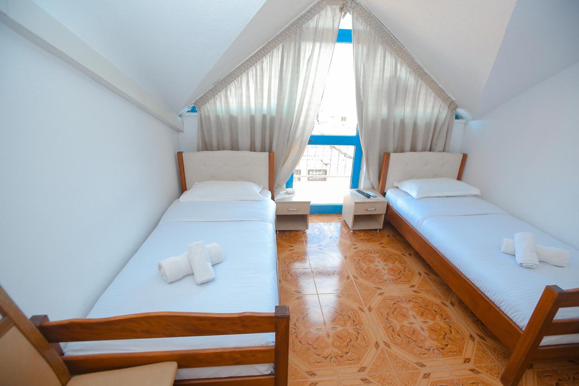 Hotel Ambasador Bahçallëk Buitenkant foto