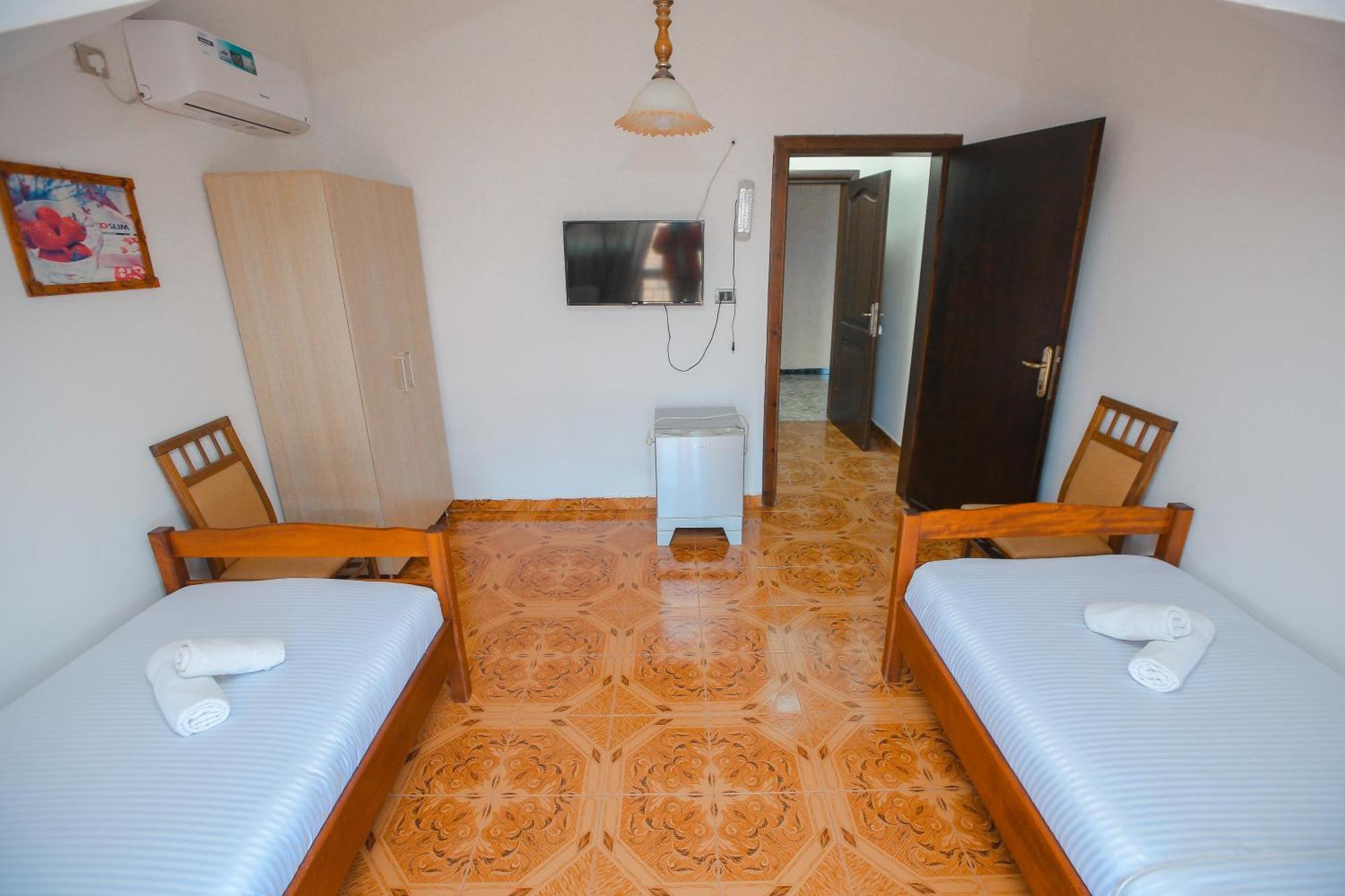 Hotel Ambasador Bahçallëk Buitenkant foto