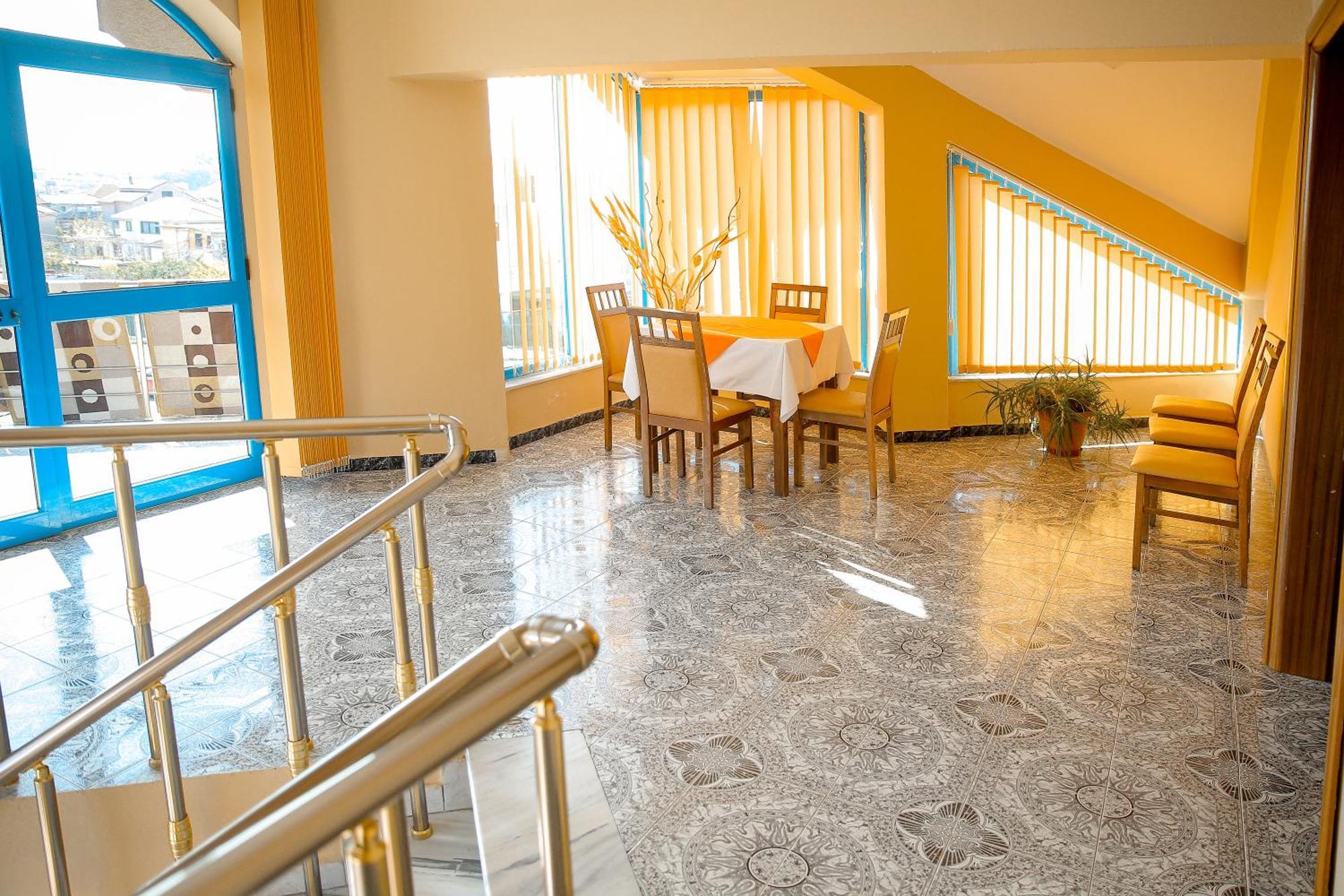 Hotel Ambasador Bahçallëk Buitenkant foto